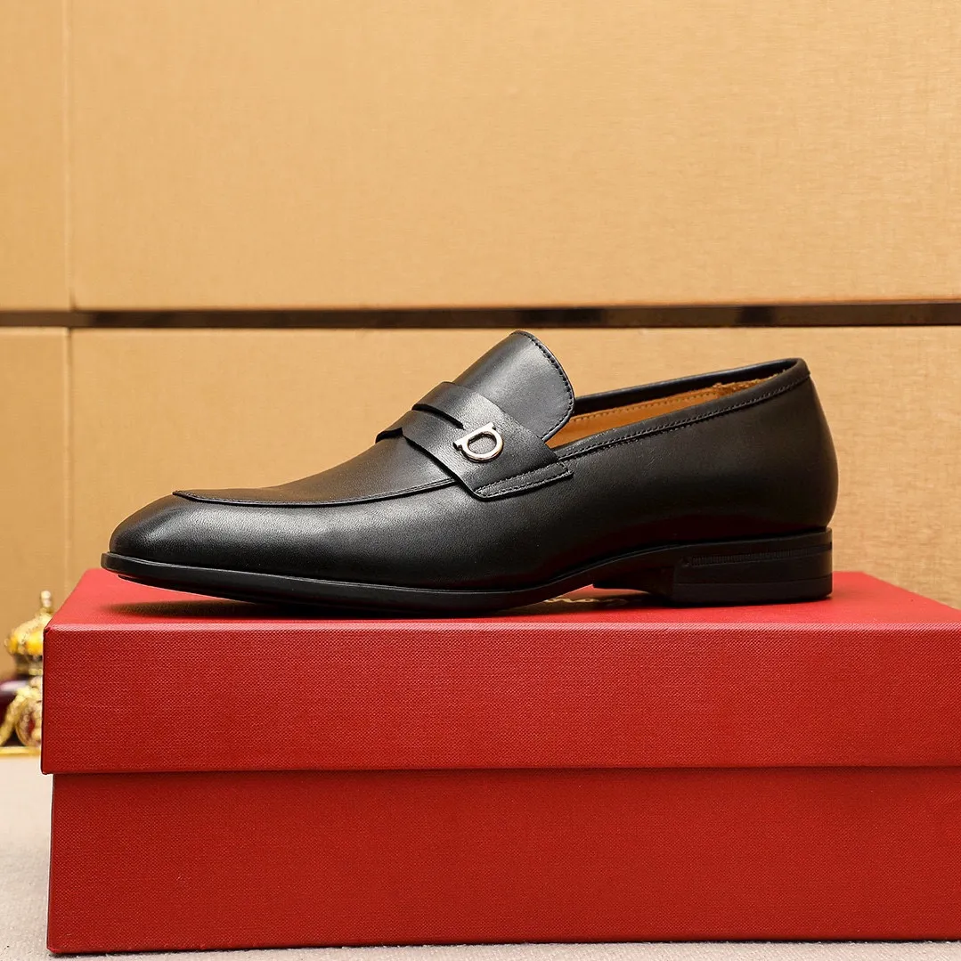 Men's shoes 💰480 💐 Product trademark: Ferragamo "Ferragamo" casual leather shoes Regular size: 38-44 (45🉑️customized) Product materials: Selected imported first-layer cowhide upper + luxury hardware buckle, imported water-dyed cowhide leather lining. Strong three-dimensional visual effect, original rubber outsole Color: 3⃣️seed leather materials available